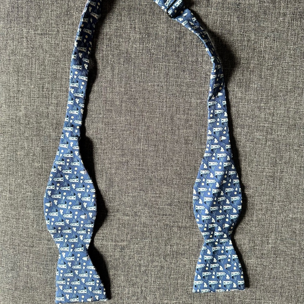 100% Silk Vineyard Vines Lighthouse Bowtie